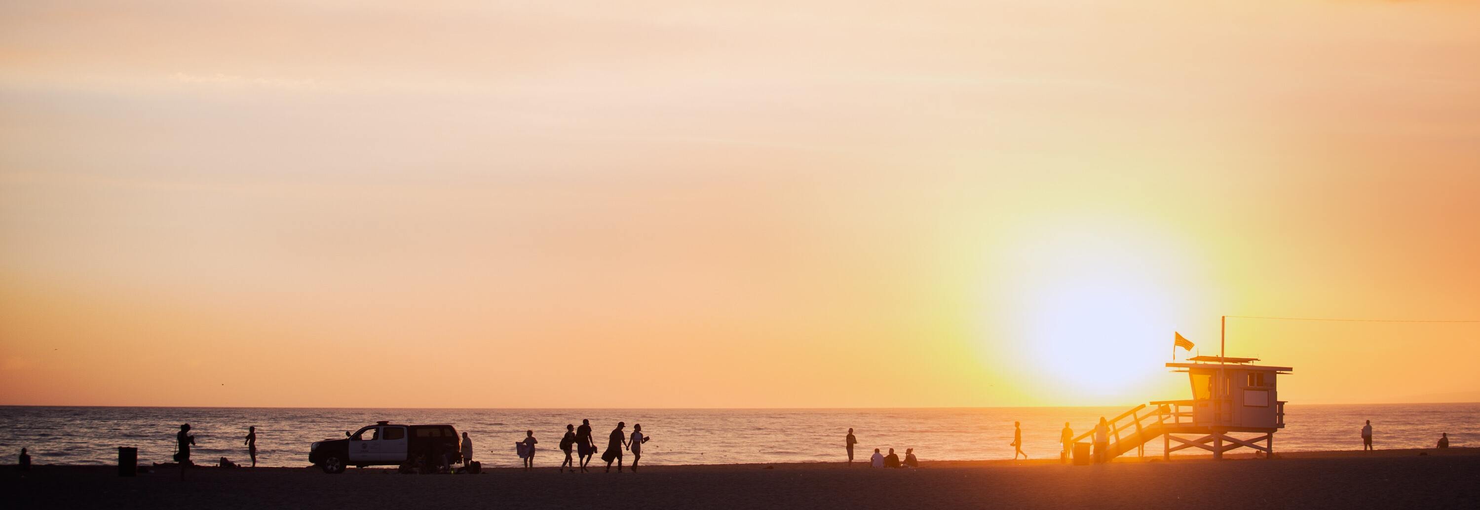 Strand mit eSIM Urlaubern