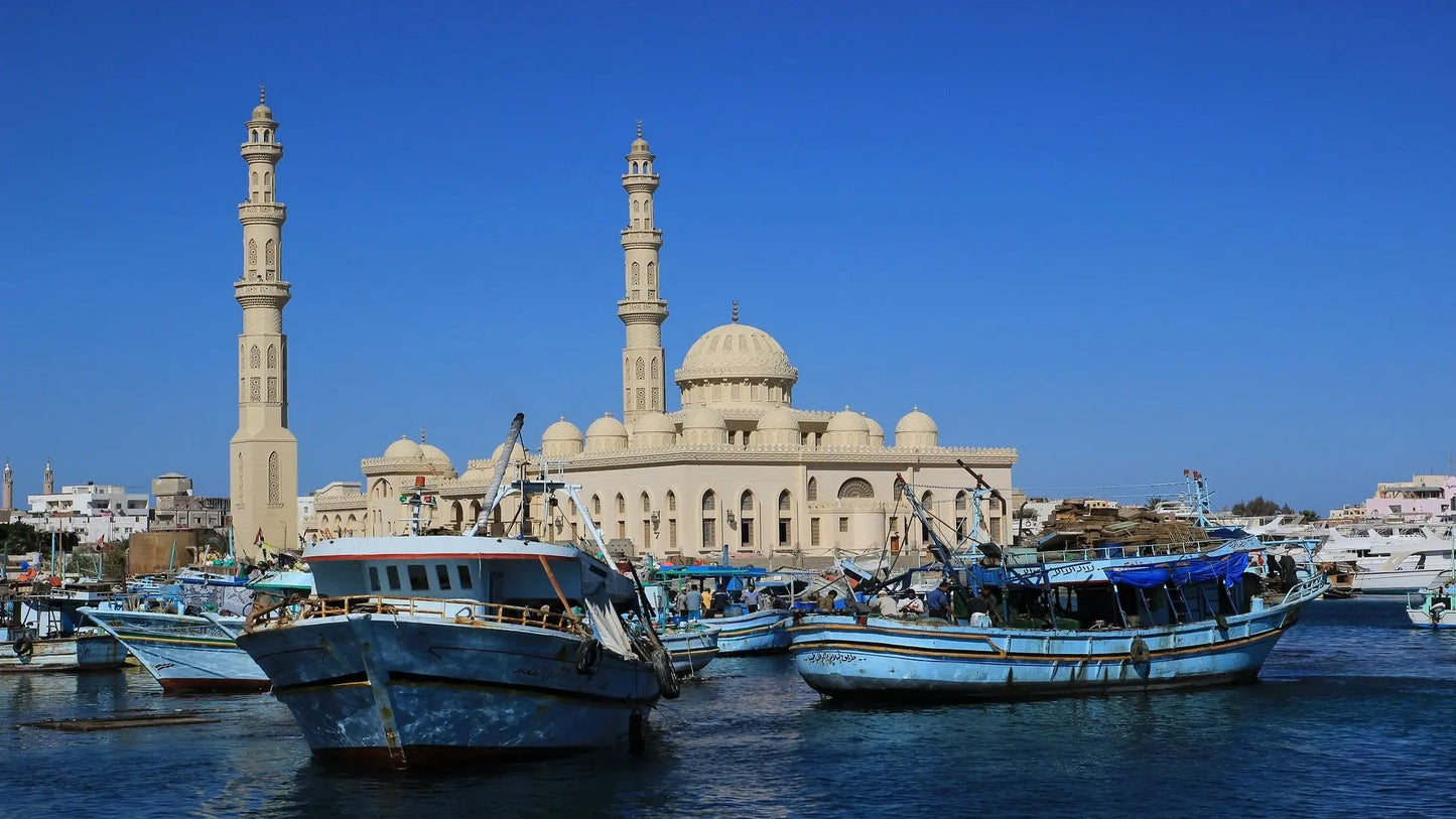 coast with beautiful mosquee an a couple of boats as travel target for esim